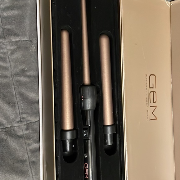 Never used curling iron - Picture 3 of 3